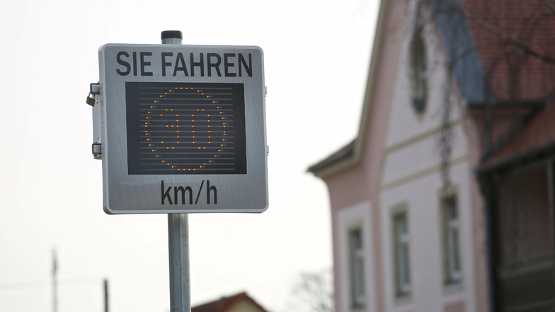 Großröhrsdorf: Verkehrssmiley vor dem Agnesheim
