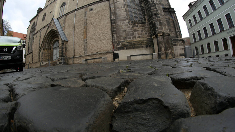 Bis zu sieben Zentimeter tief sind die Pflasterfugen an der Peterskirche. Ab Donnerstag sollen sie geschlossen werden.