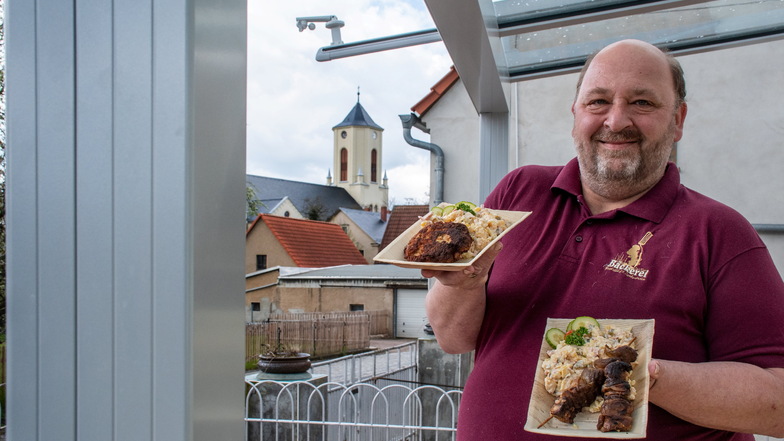 Jörg Heinzmann von der Gaststätte Zur alten Bäckerei in Polditz hat jetzt davor einen Imbiss „An der alten Bäckerei“ eröffnet und die Terrasse neu gestaltet.