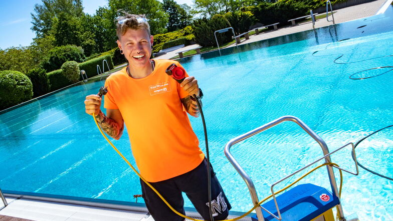 Unter Strom: Schwimmmeisterin Jasmin Rieger nimmt den Bodensauger fürs Sportbecken in Betrieb.