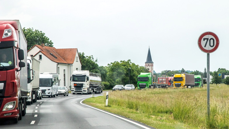 Von Kodersdorf bis nach Niesky an die Jänkendorfer Kreuzung staute sich der Verkehr am Dienstag, der die Autobahn verlassen hatte.