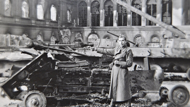 Im April 1945 stoßen polnische und russische Soldaten in die Lausitz vor. Das Foto zeigt Militärtechnik und einen russischen Soldaten vor dem Bautzener Bahnhof, aufgenommen vom Bautzener Fotografen Oskar Kaubisch im Mai 1945.