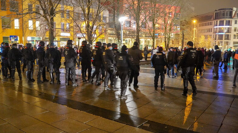 Hunderte versammelten sich am Montagabend in Bautzen, um gegen die Corona-Maßnahmen zu protestieren. Die Polizei löste die verbotenen Versammlungen auf.