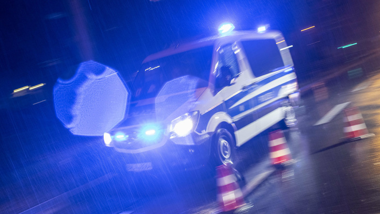 Die Polizei machte sich sofort auf den Weg zum gesprengten Zigarettenautomaten in Großröhrsdorf.