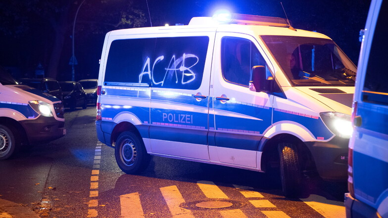 Sachsens Polizei lässt sich bei der Bekämpfung politisch motivierter Straftaten nicht in die Karten schauen.