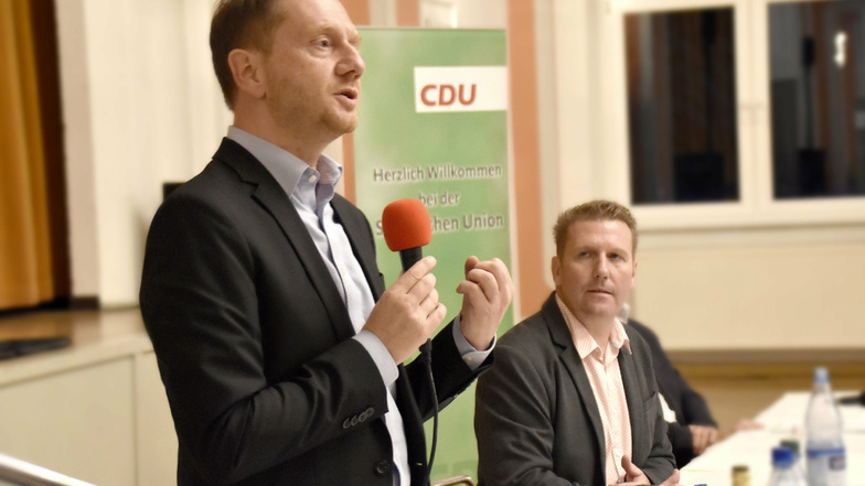 Um den CDU-Kandidaten Frank Eisold (rechts) zu unterstützen, machte sogar Sachsens Ministerpräsident Michael Kretschmer Wahlkampf in Arnsdorf.