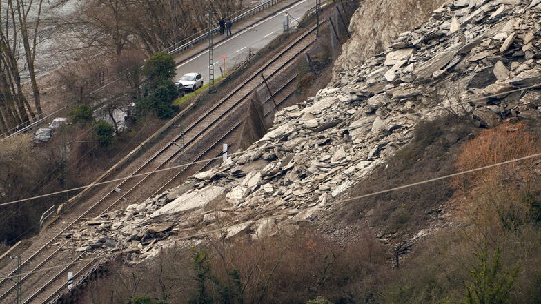 Blick auf die Stelle, an der ein Felssturz die Bahntrasse zwischen St. Goarshausen und Kestert verschüttet hat.
