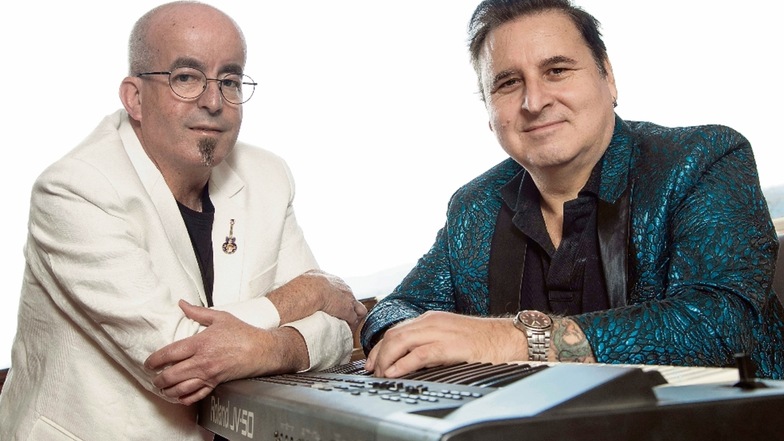 Ein ungleiches Paar: TV-Auswanderer und Rockmusiker Ritchie Newton (r., Jahrgang 1964) mit seinem neuen Manager Siggi Köpp (l.) in Niederau. Hier bereitet Newton mit ihm die Veröffentlichung seines Best-of-Albums vor.