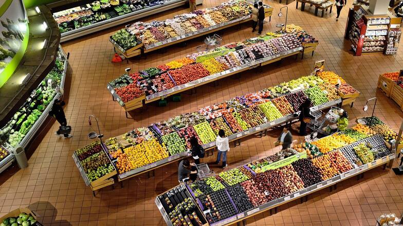 Supermärkte, aber auch viele kleine Lebensmittelhändler haben trotz der aktuellen Beschränkungen geöffnet.