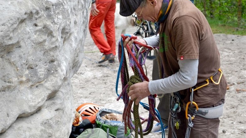 Kletter Bernd Arnold sortiert seine Kletterseile. Klettertechniken und Hilfsmittel, die andernorts erlaubt sind, gelten im Elbsandsteingebirge als verboten.