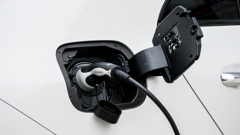 Durch die hohen Benzinpreise würden sich mehr Verbraucher für ein Elektro- oder Hybridfahrzeug entscheiden.
