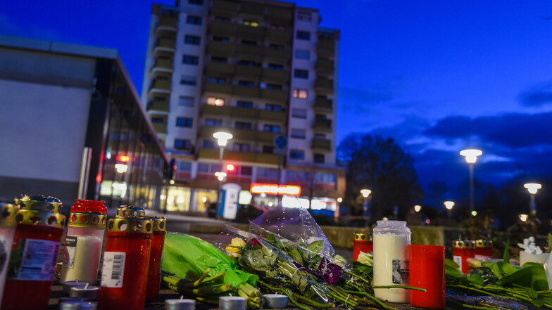 Blumen und Kerzen liegen in der Nähe des Gebäudes, in dessen Erdgeschoss sich eine der beiden Shisha-Bars befindet, die in der Nacht zum Mittwoch zum Tatort wurde.