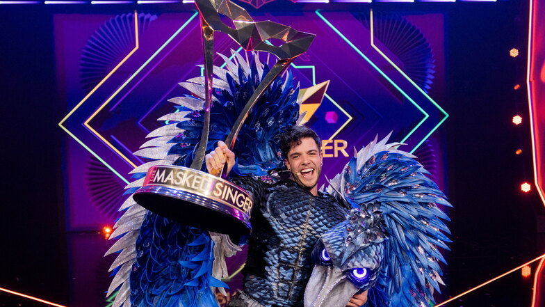 Sänger Luca Hänni hat als riesiger Vogel verkleidet die ProSieben-Show "The Masked Singer" gewonnen.