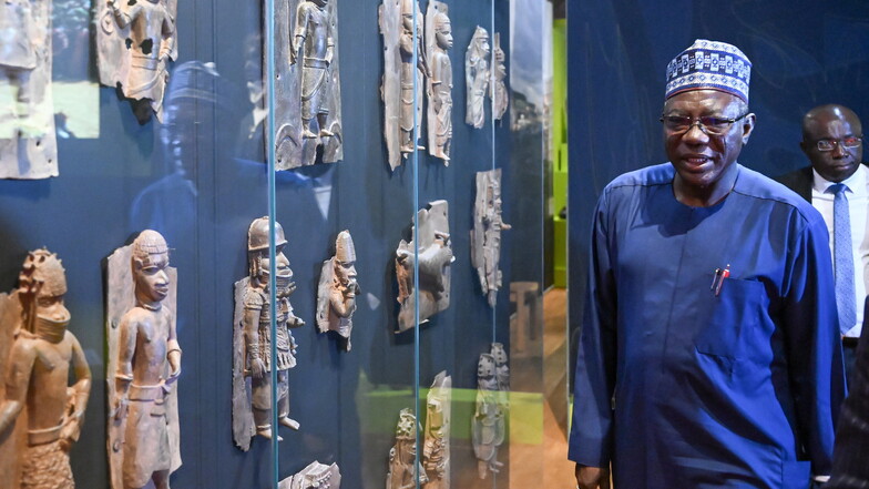 Abba Tijani, Generaldirektor der Nationalen Museums- und Denkmalbehörde Nigerias, betrachtet im Stuttgarter Lindenmuseum Benin-Bronzen.