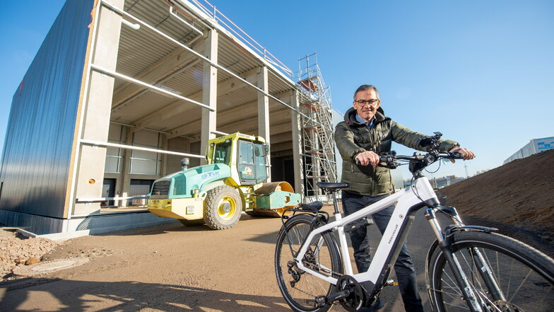 Der Geschäftsführer von Fahrrad XXL, Hamid Ameli, steht vor dem neuen Erweiterungsbau im Kesselsdorfer Gewerbegebiet Zschoner Ring. Im Februar soll die Halle fertig sein.