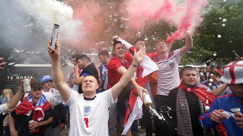 Fans von England feiern vor dem Halbfinale vor dem Stadion.