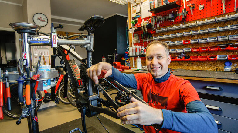 Der Fahrradspezialist Hit Bikes in Schirgiswalde schließt ab Donnerstag den Verkauf. Seine Werkstatt will Inhaber Tobias Hildebrand aber so lange wie möglich offen halten.