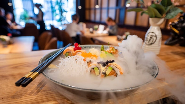 Eine der ersten Sushi-Kreationen wanderte am Mittwoch über den Tresen des neuen Shima-Restaurants auf der Meißner Straße in Großenhain.