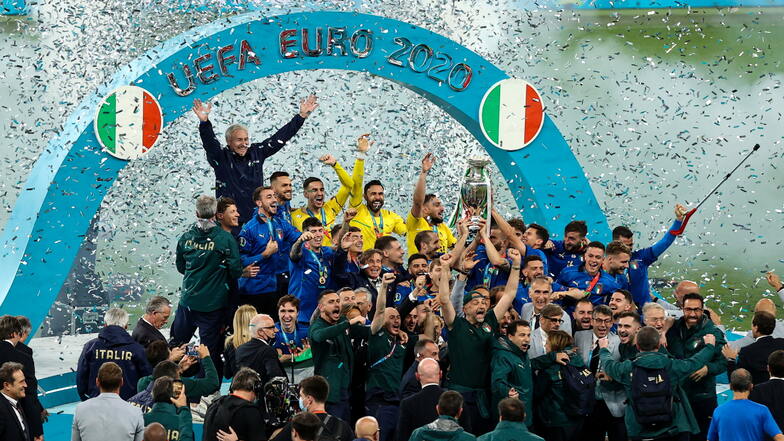 Italien zerstört Englands Titel-Träume