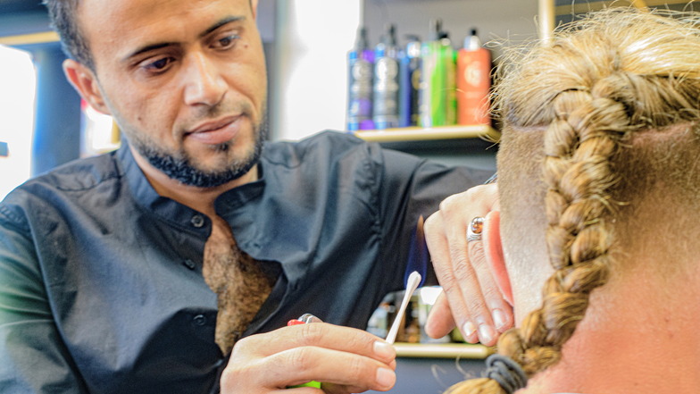 Die ersten Kunden kamen bereits zur Neueröffnung am 4. September in den Barbershop. Mitarbeiter Ali entfernt hier gerade Ohrenhaare mit der Flammentechnik.