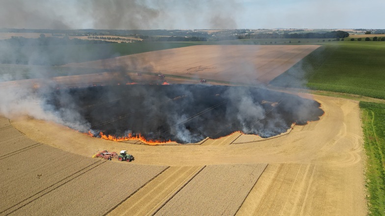 Wieder ist es zu einem Brand gekommen. In der Nähe von Waldheim steht ein Feld in Flammen.