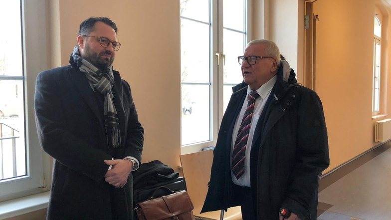 Gerhard Lemm (rechts) im Gespräch mit seinem Anwalt Frank Glienicke am Amtsgericht Kamenz.