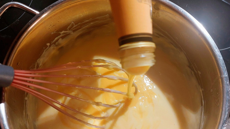 Der Eierlikör kommt in den noch warmen, etwas flüssiger gekochten Vanillepudding.
