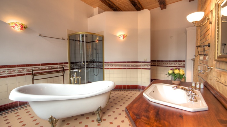 Im Obergeschoss des Jagdschlosses befindet sich unter anderem die luxuriöse Rosensuite mit dem extravaganten Bad. 