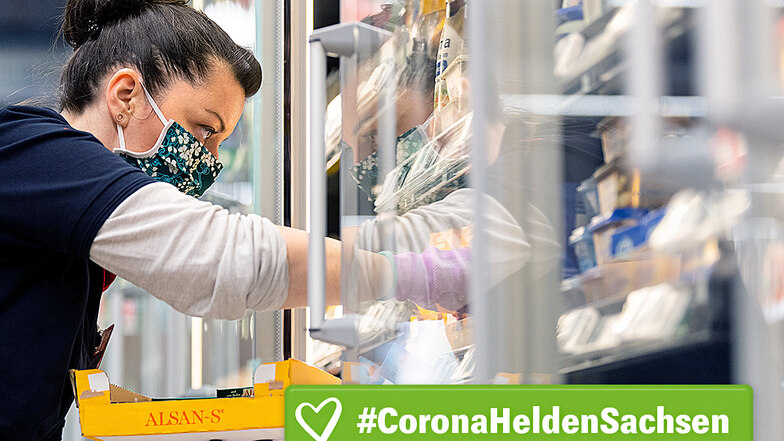 Helden in der Corona-Krise: Verkäuferinnen (hier ein Symbolfoto) kümmern sich darum, dass die Regale wieder aufgefüllt werden. Dabei erleben sie auch verrückte Situationen.