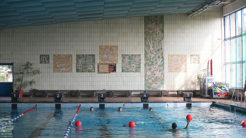 Die Mosaike der Schwimmhalle in der Fichtestraße waren markante Gestaltungselemente ebenso wie das wellenartige Dach.