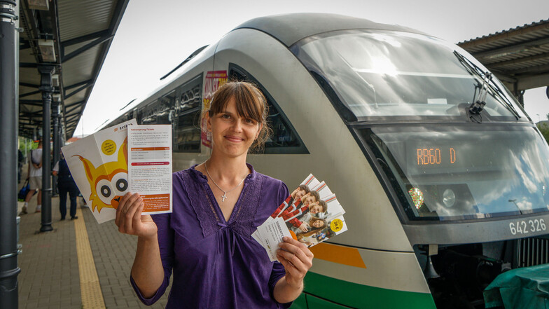 Zvon-Pressesprecherin Sandra Trebesius zeigt auf dem Bautzener Bahnhof Informationsmaterial über das Katzensprung-Ticket. Ab August erlaubt es auch Fahrten mit dem Dresdener Stadtverkehr.