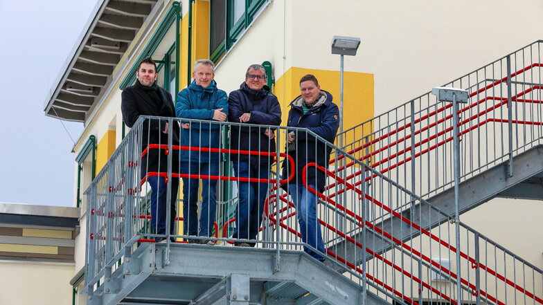Sie gehören dem Team Strukturwandel in Olbersdorf an und stehen am sanierten Kinderhaus "Spielkiste": Martin Besta, Andreas Förster, Karsten Hummel und Michael Noack (von links nach rechts).