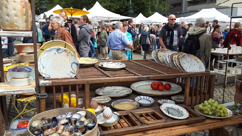 Der Dresdner Keramikmarkt bietet ein vielfältiges Angebot für Besucher.
