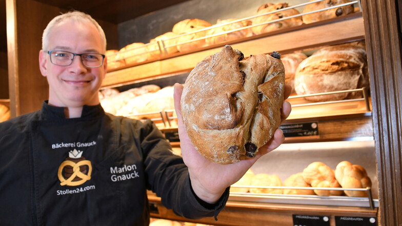 Marlon Gnauck mit einem seiner Brote in der Ottendofer Bäckerei. Am Samstag will er mit 14-Jährigen backen.