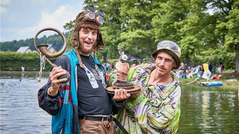 Comedy-Duo Günther und Hindrich mit dem Sieger-Pokal.