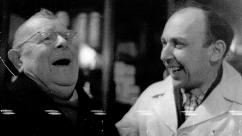 Immer zu einem Scherz aufgelegt: Oskar Rolle (links) in den 1950er Jahren im Gespräch mit Werner Heinze in der Heinze-Drogerie an der Löbauer Bahnhofstraße.