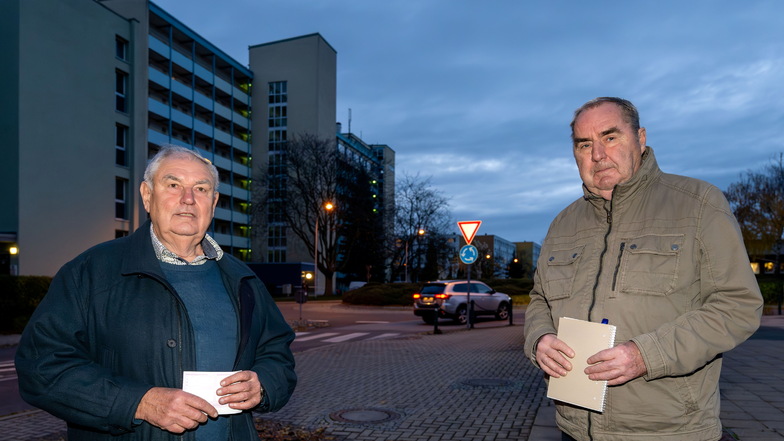 Klaus-Dieter Müller (l.) und Klaus Wolf vom Allende-Treff, der die Ideenwerkstatt gemeinsam mit dem Steinhaus organisiert hat, stehen vor dem Hochhaus im Allende-Viertel in Bautzen. In diesem Bereich soll sich einiges ändern.