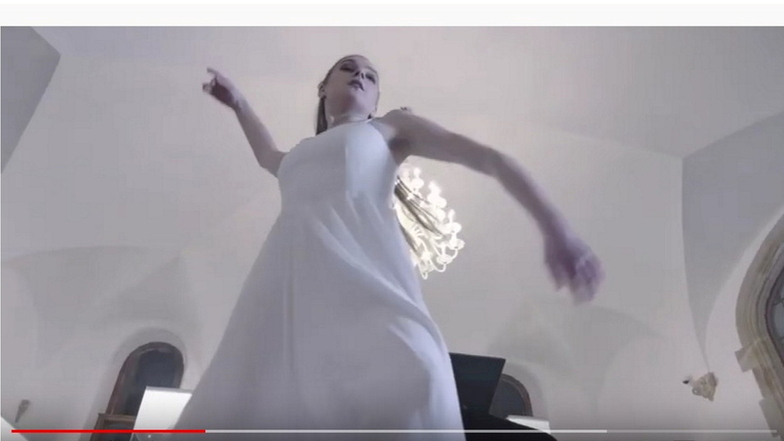 Ein Geist tanzt im Video durchs Nordböhmische Museum.