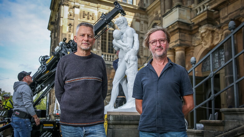 Steinbildhauer Frank Schauseil (l.) hat die Marmorskulptur von Herkules geschaffen, sein Kollege Stefan Dürre die von Silen, die im Hintergrund zu sehen ist.