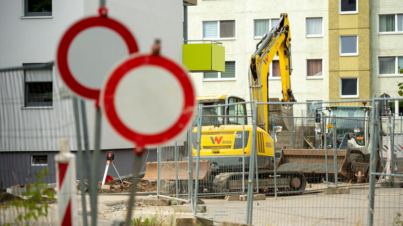 Bauzäune, Sperrschilder, Baufahrzeuge: So sieht es derzeit auf der Nuschkestraße in Heidenau aus.