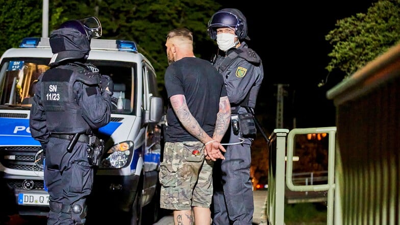 Polizisten nehmen einen Mann fest, der an den Ausschreitungen am 21. Mai 2020 in Pfaffendorf beteiligt gewesen sein soll. Zwei Jahre nach dem Vorfall ging der erste Prozess zu Ende.