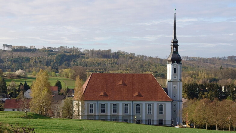 Die Sanierung des Dachs der Dorfkirche Cunewalde konnte im April 2024 beendet werden. Nun soll das Innere des Gotteshauses folgen.