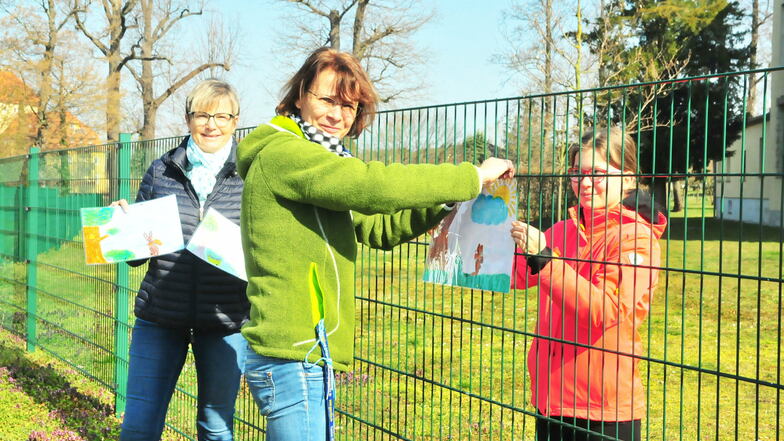 Leiterin Petra Herrmann (Mi.) mit Andrea Schurig und Marie (r.) beim Schmücken vor Ostern.