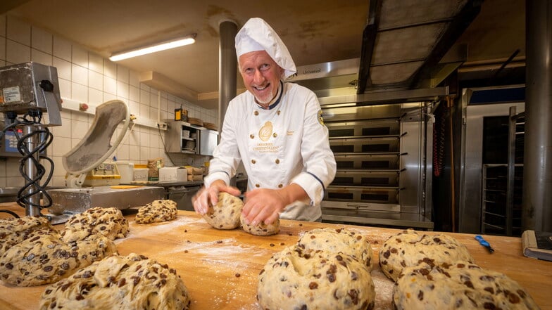 Weihnachtlicher Duft trotz Sommertemperaturen: Bäckermeister Thomas Heller vom Bucheckchen in Leubnitz-Neuostra knetet sich seit Wochen ins Weihnachtsfeeling.