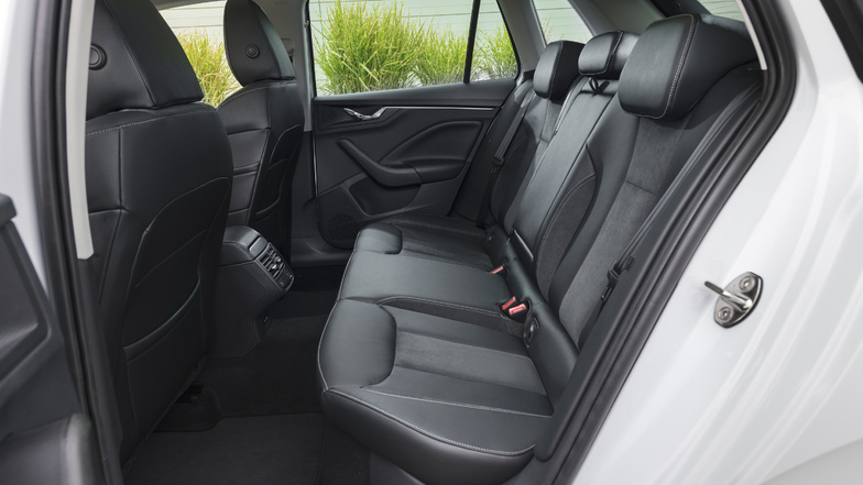 Trotz seiner kompakten Größe bietet der Kamiq genug Stauraum und komfortable Sitzmöglichkeiten. Leistung: 70 kW (95 PS), Getriebe: 5-Gang-Schaltgetriebe, Lackierung: Energy-Blau.