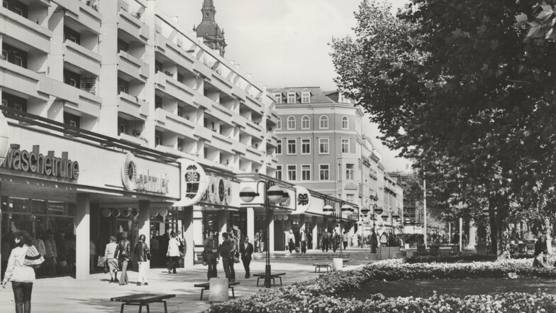 Die Straße der Befreiung 1981 als sozialistischer Boulevard mit Plattenbauten.