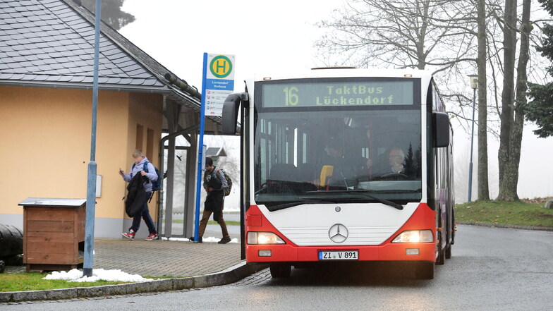Schüler steigen aus dem Bus der Linie 16 in Lückendorf.
