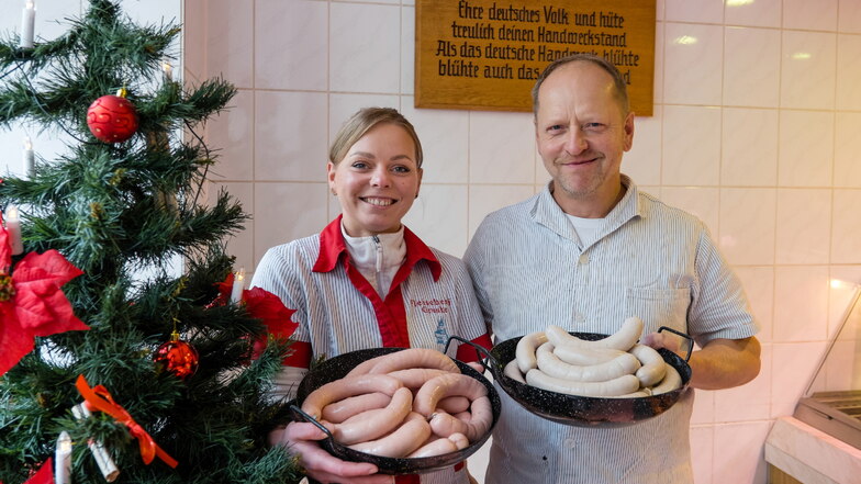 Bert Gruske (rechts), Inhaber der Fleischerei Gruske, und seine Tochter Linda Gruske sind stolz auf den ersten Platz.