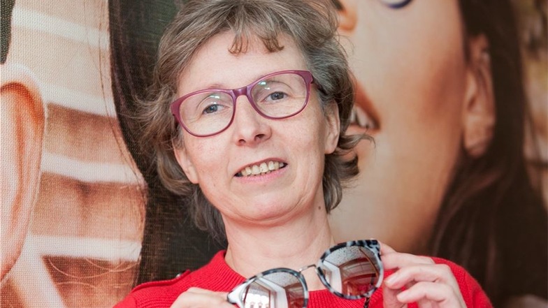 Carmen Naumann zeigt eine Brille, die an die 50er erinnert.