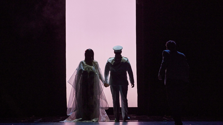 Eine überirdische Liebe Im Tode vereint: Butterfly und Pinkerton im Schlussbild der Semperoper-Inszenierung.